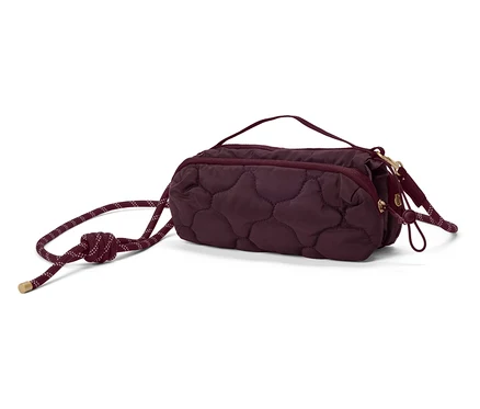 Gros plan d'un sac à main matelassé marron avec fermeture à cordon.