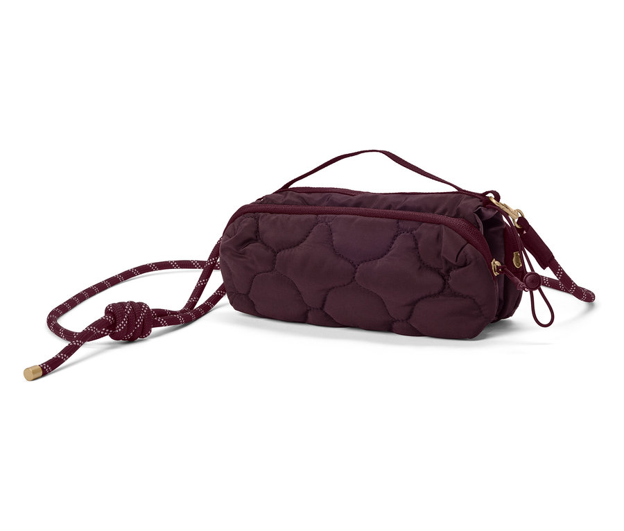 Gros plan d'un sac à main matelassé marron avec fermeture à cordon.