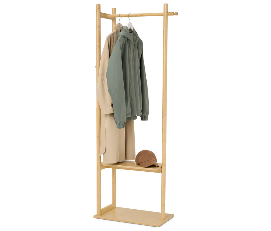 Porte-vêtements en bois avec veste beige, anorak vert et casquette marron.