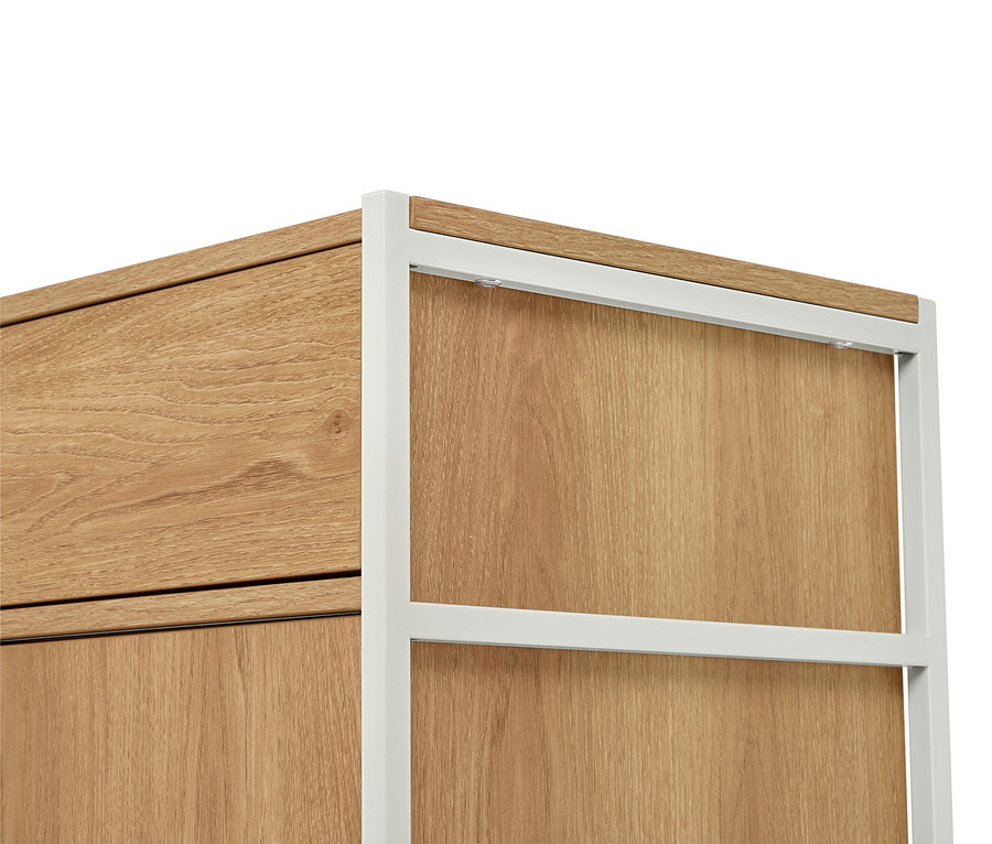 Gros plan d'une étagère avec un placage en bois clair et un cadre en métal blanc.