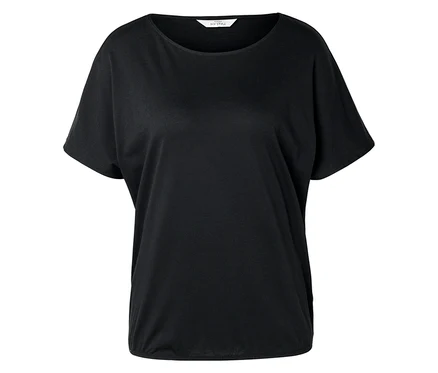 Un t-shirt noir à manches courtes posé sur un fond blanc.
