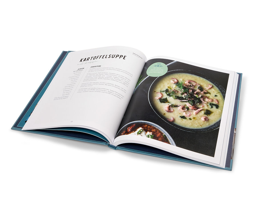Un livre de cuisine ouvert présente une recette de soupe de pommes de terre avec une photo du plat fini.