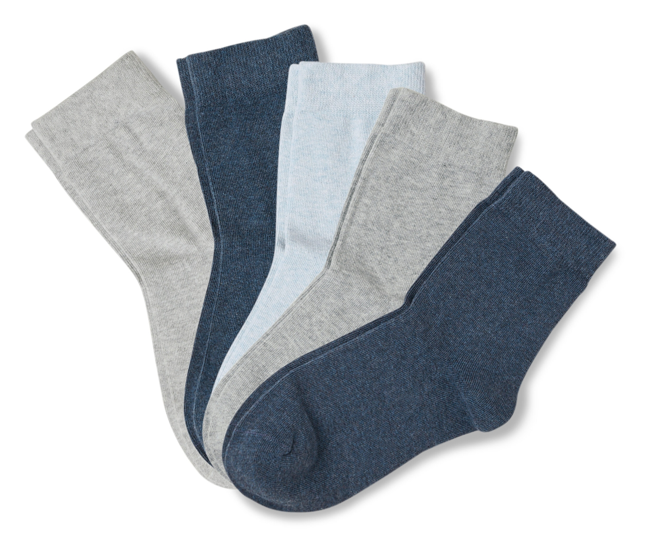 Cinq chaussettes dans les tons de gris, bleu et bleu clair sont posées sur un fond blanc.