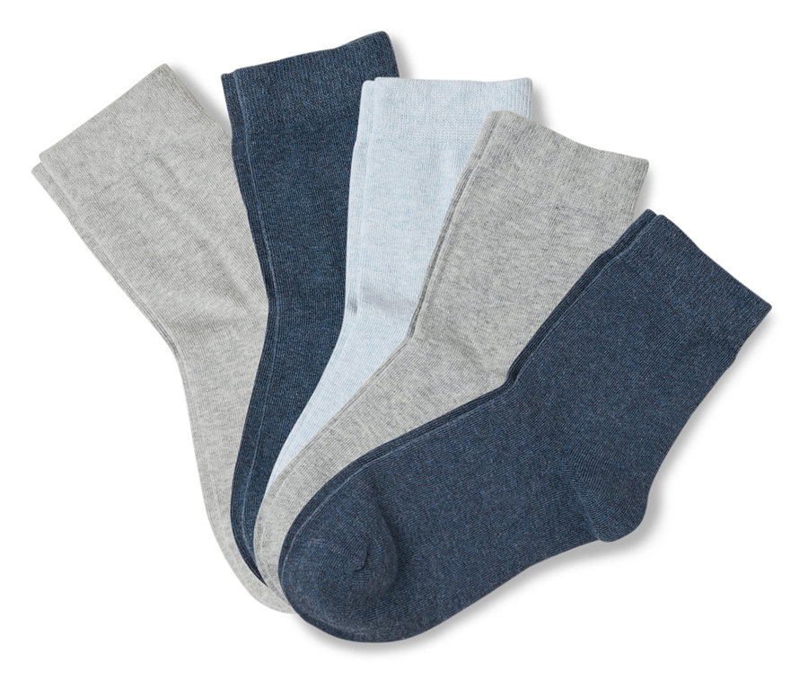 Cinq chaussettes dans les tons de gris, bleu et bleu clair sont posées sur un fond blanc.