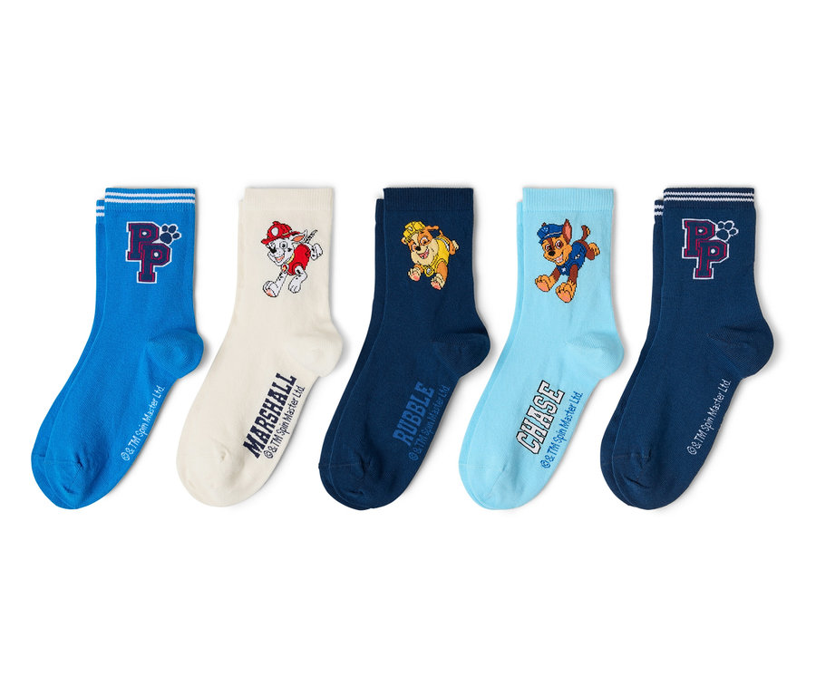 Cinq chaussettes côte à côte : une chaussette bleue à rayures avec le logo Paw Patrol, une chaussette crème avec Marshall, une chaussette bleu marine avec Rubble, une chaussette bleu clair avec Chase et une chaussette bleu marine à rayures avec le logo Paw Patrol.