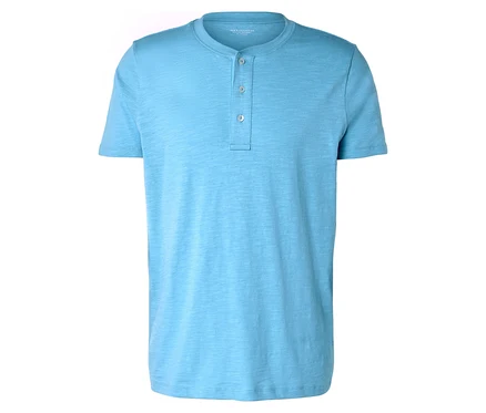 Un t-shirt Henley à manches courtes bleu clair posé sur un fond blanc.
