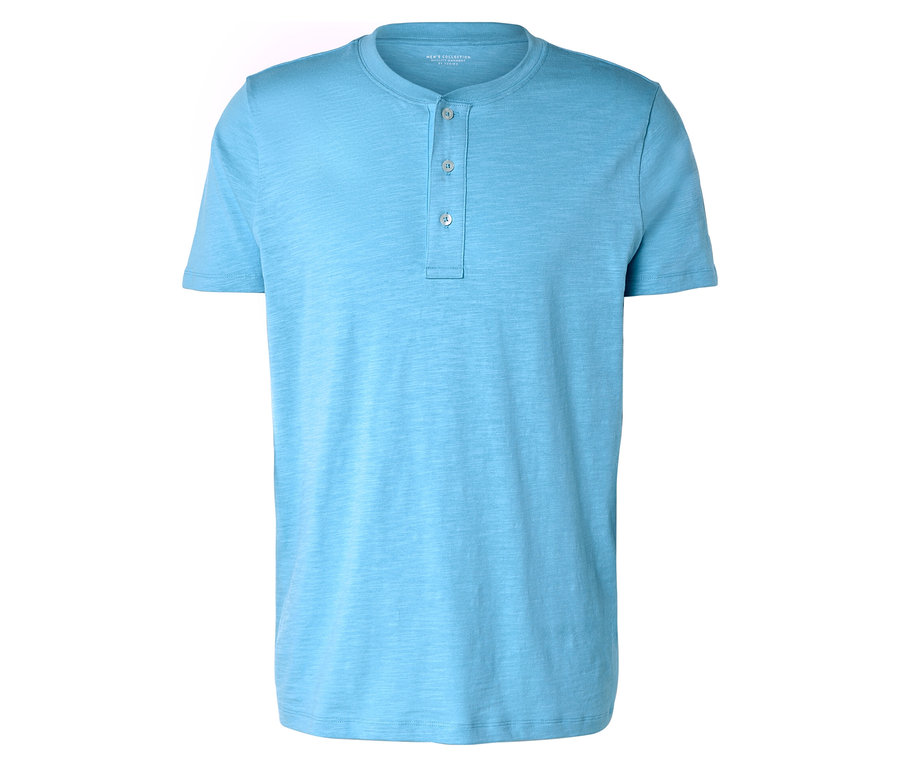 Un t-shirt Henley à manches courtes bleu clair posé sur un fond blanc.