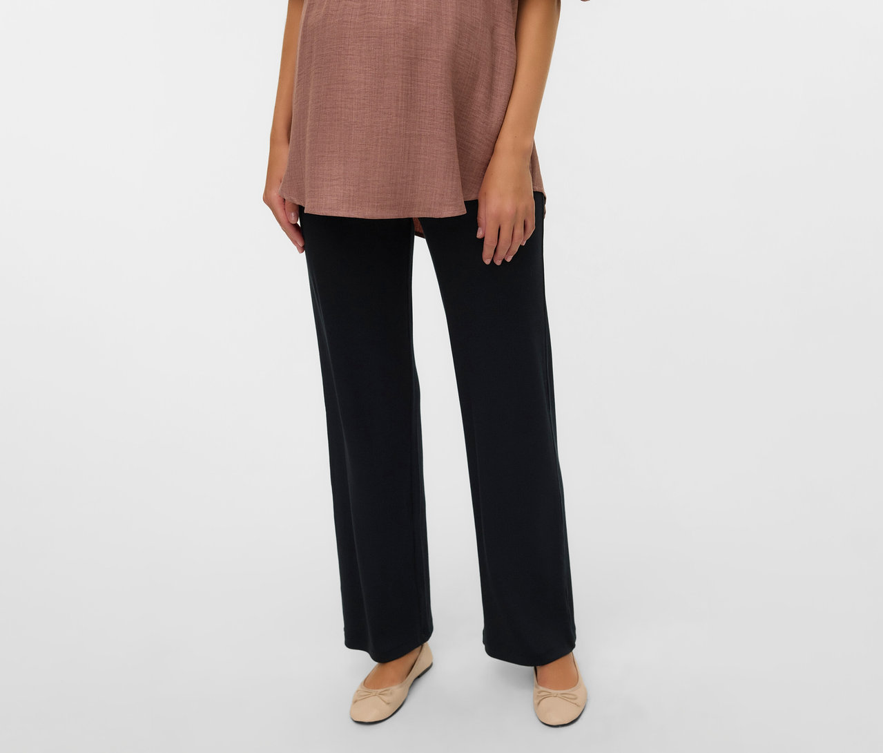 Femme portant un haut marron, un legging décontracté MAMALICIOUS «
MLEMILY
» et des ballerines beiges.