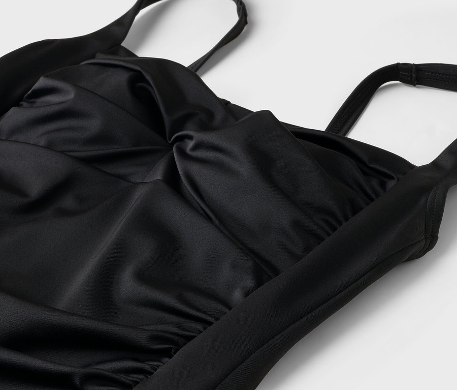 Gros plan d'un maillot de bain noir à bretelles.