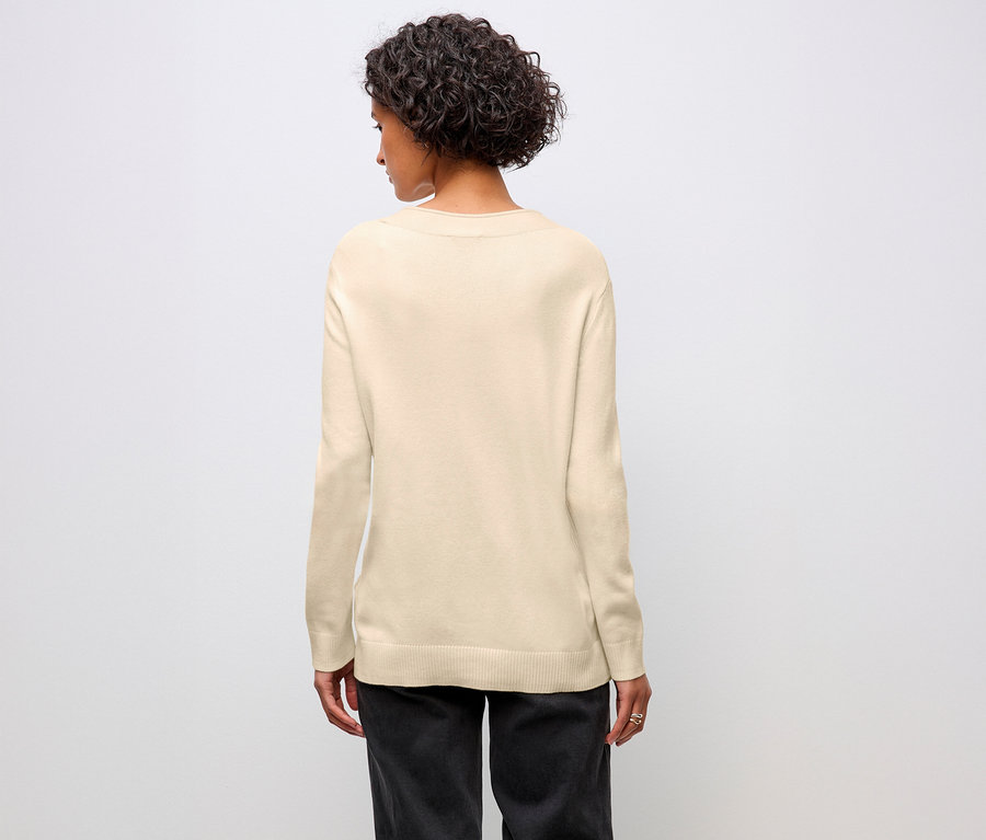 Vue arrière d'une femme portant un pull en tricot beige à bord roulé de Street One.