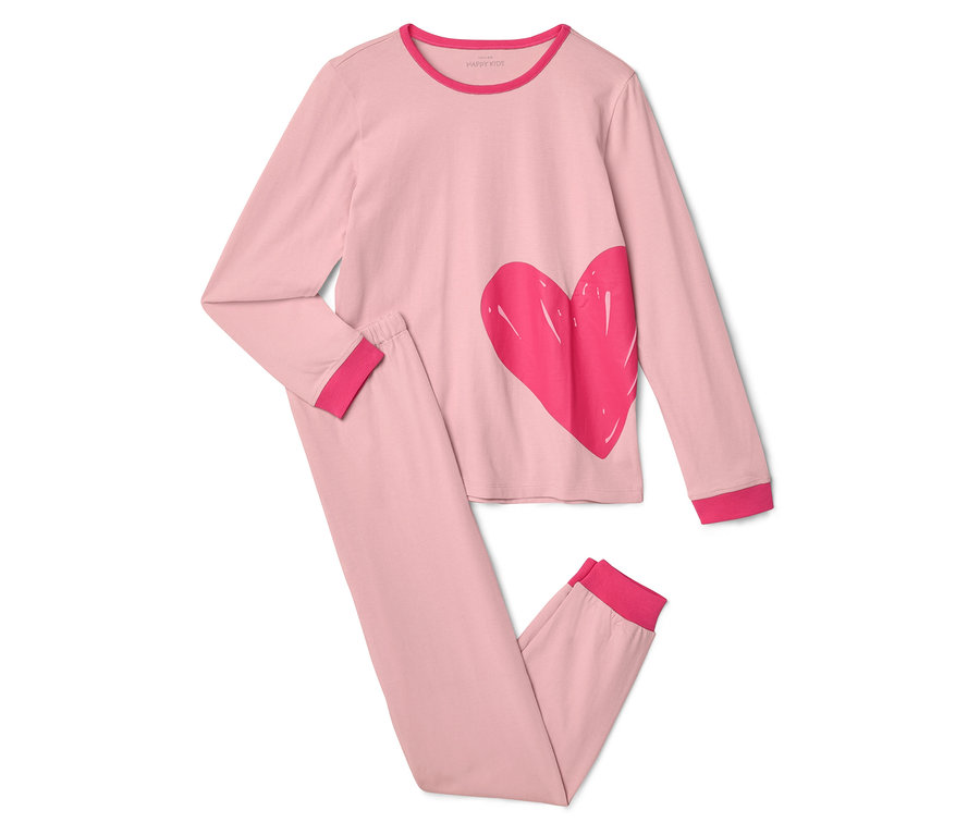 Pyjama rose avec un cœur rose sur fond blanc.