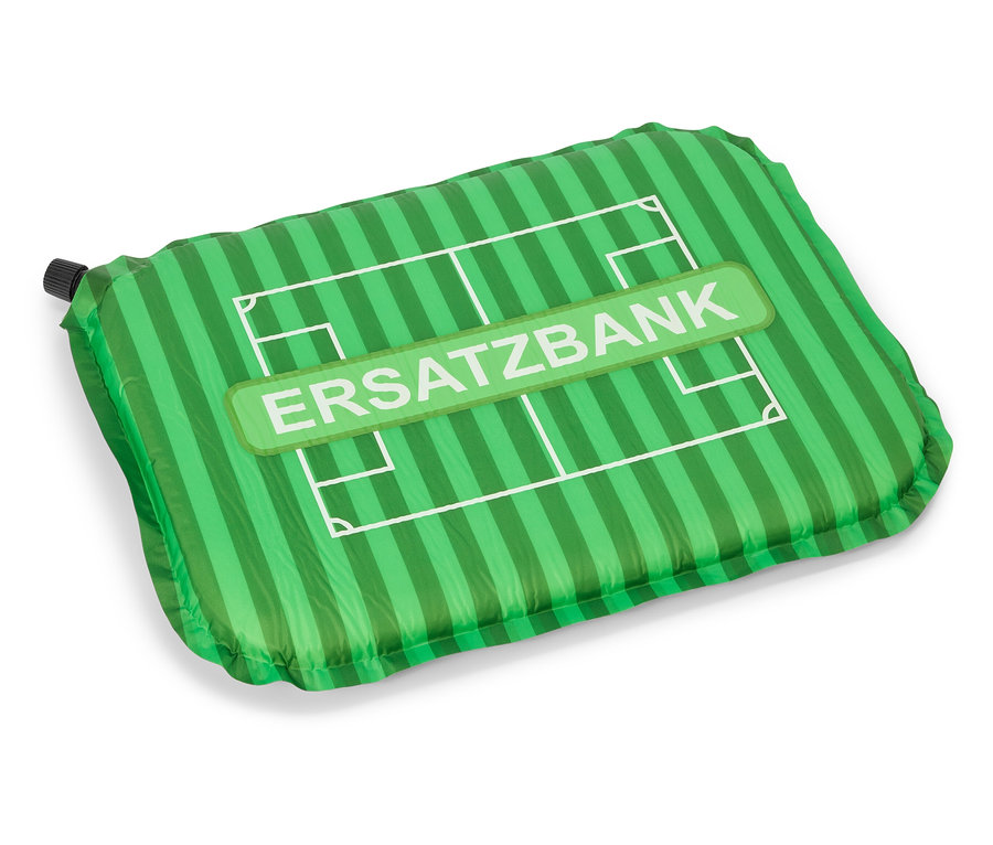 Coussin de siège gonflable vert avec des lignes de terrain de football et l'inscription "Ersatzbank".