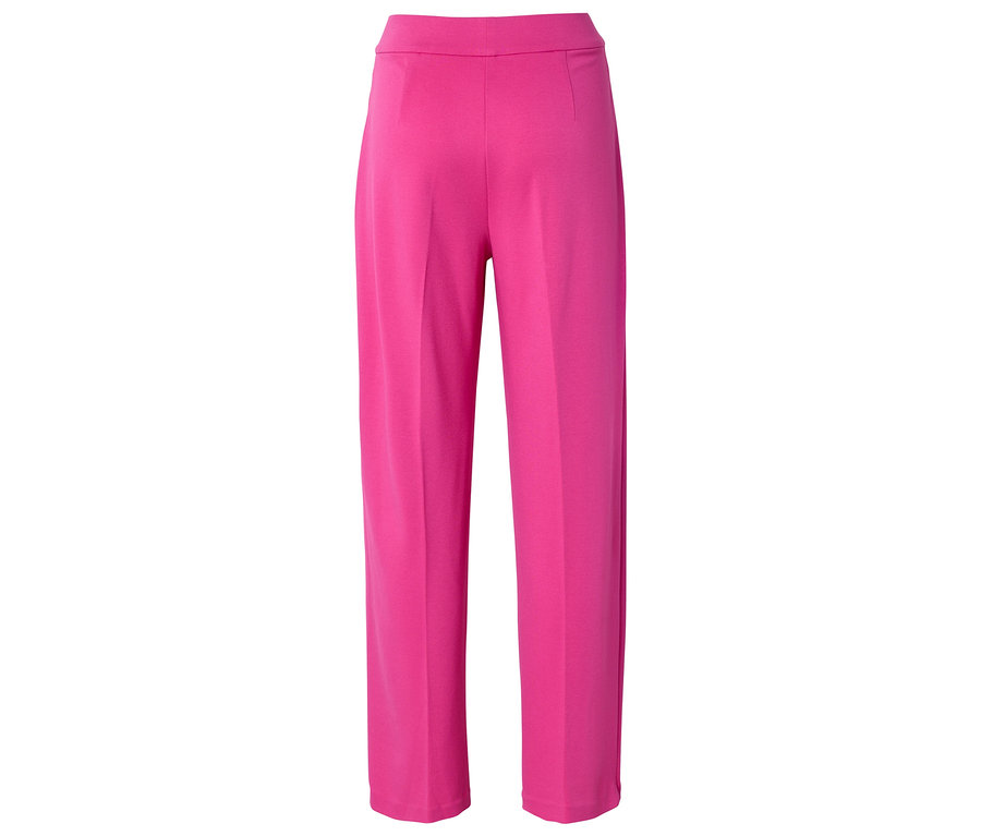 Un pantalon rose à jambes larges est présenté sur un fond blanc.