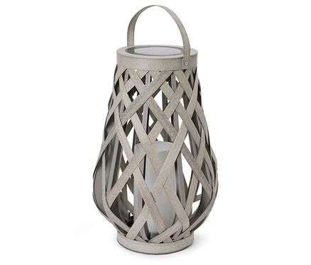 Lanterne grise avec un design tressé et une poignée sur le dessus, à l'intérieur de laquelle se trouve une bougie.