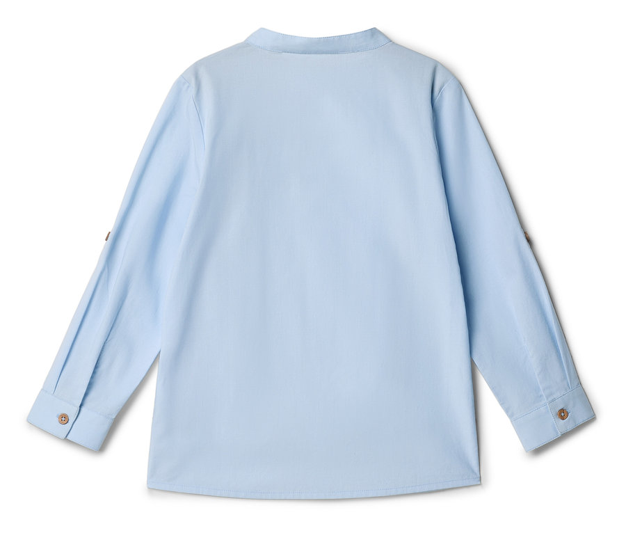 Chemise bleu clair à manches longues avec boutons aux poignets.