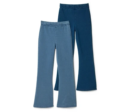 Deux jeggings flared pour enfant, un bleu clair et un bleu foncé, sont posés en superposition sur un fond blanc.