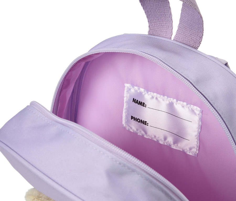 Sac à dos violet clair ouvert montrant sa doublure intérieure rose clair et une étiquette blanche avec les champs « NAME: » et « PHONE: ».
