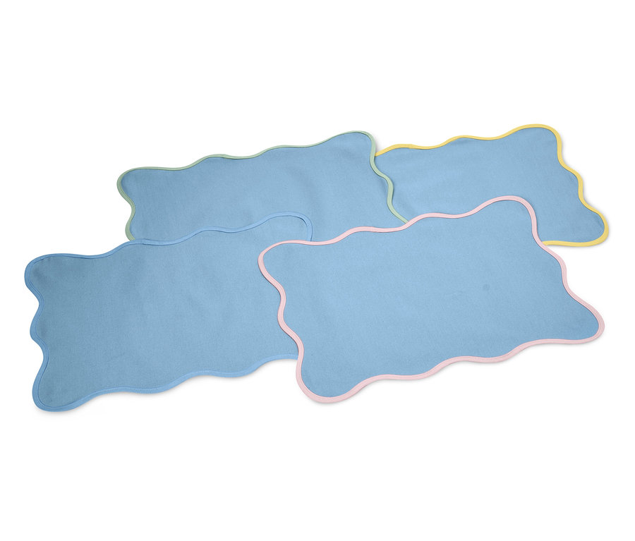 Quatre gants de toilette bleu clair avec des bords ondulés de couleurs bleu, vert, jaune et rose sont posés les uns sur les autres.