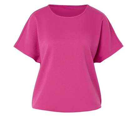 Un t-shirt rose à manches courtes et à col rond est posé à plat.