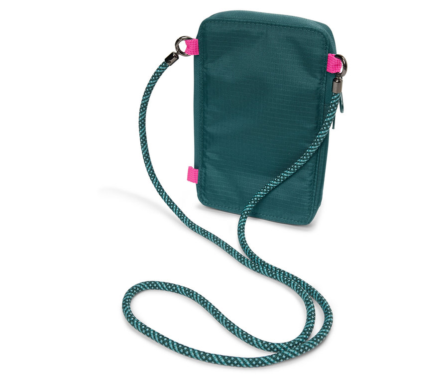 Gros plan d'un sac à bandoulière vert foncé avec une bandoulière en corde bleu-vert et des accents roses.