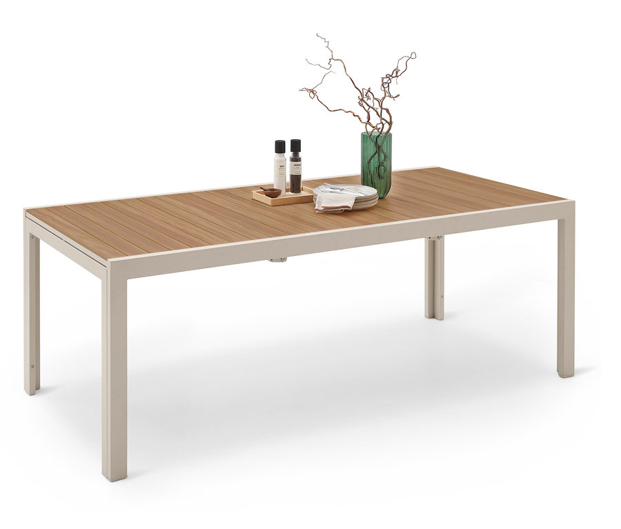 Table de salle à manger avec plateau en bois, pots à épices et décoration dans un vase vert.
