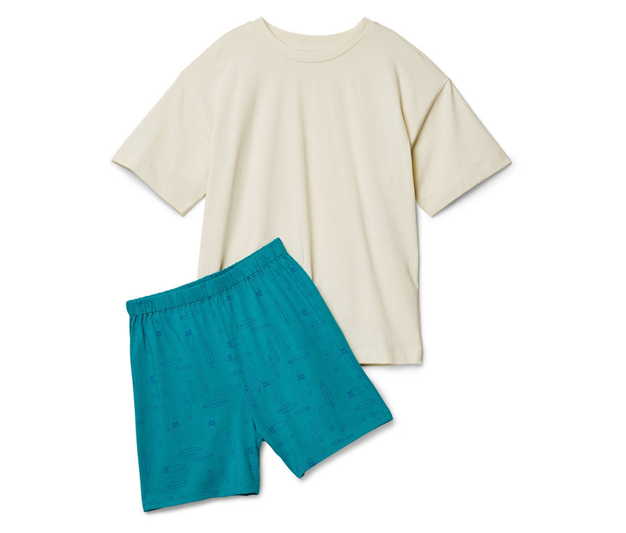 Un t-shirt couleur crème est posé à côté d'un short turquoise avec un motif de planches de surf.