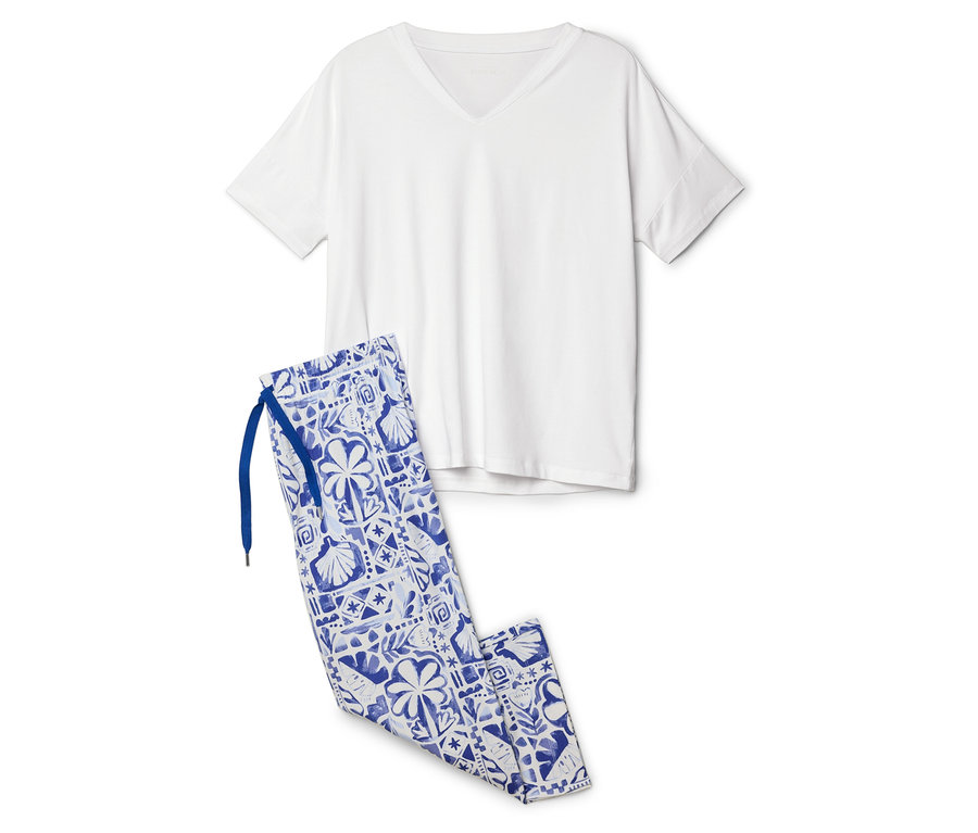 Un t-shirt blanc et un pantalon de pyjama à motifs bleus sont posés l'un sur l'autre.