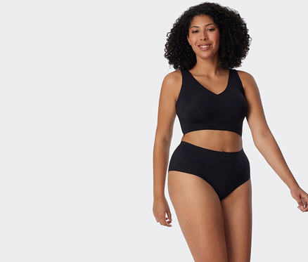 Femme portant un soutien-gorge et une culotte noirs.