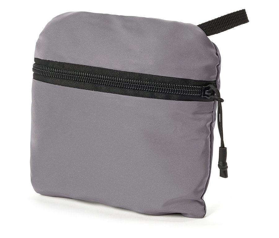 Sac gris carré avec fermeture éclair noire et dragonne.