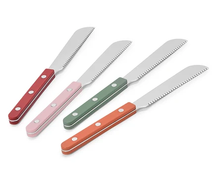 Quatre couteaux à pain avec des manches rouges, roses, verts et oranges disposés en diagonale sur un fond blanc.