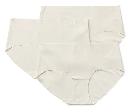 Trois culottes couleur chair pour femmes sont superposées.
