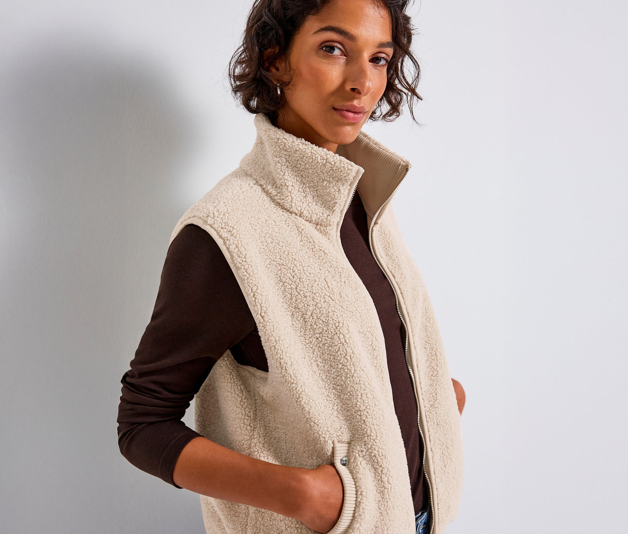 Femme portant une veste en teddy Street One, les mains dans les poches.