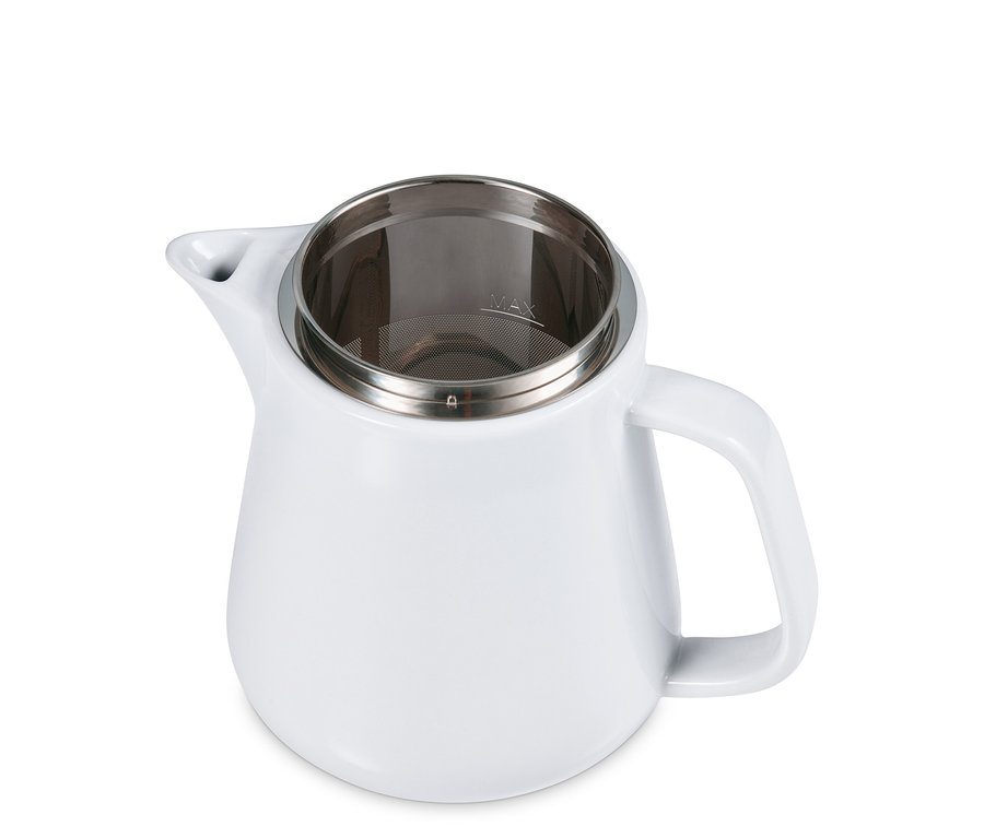 Gros plan sur une cafetière en céramique blanche avec filtre.