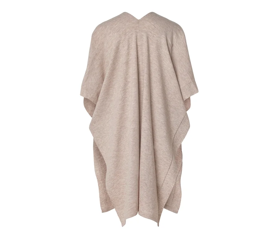 Poncho beige à col en V et coupe ample, drapé sur un fond blanc.