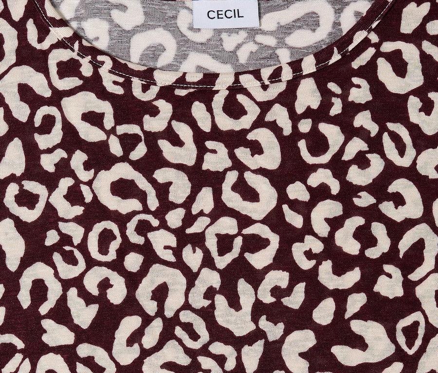 T-shirt à manches courtes CECIL bordeaux avec un imprimé léopard beige. L'étiquette de la marque « CECIL » est visible au niveau de l'encolure.