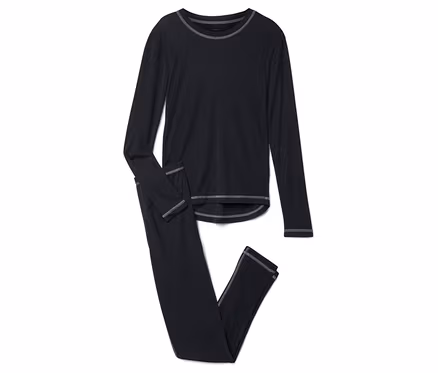 Ensemble de pyjama noir à manches longues avec des coutures gris clair contrastantes sur l'encolure, les poignets et les ourlets.