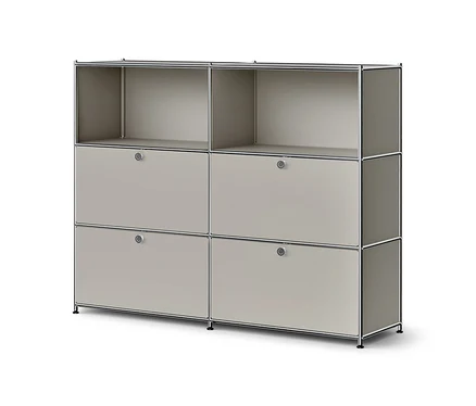 Meuble de rangement modulaire beige clair avec cadre chromé. Deux étagères ouvertes en haut, quatre compartiments fermés avec poignées rondes en bas, sur pieds noirs.