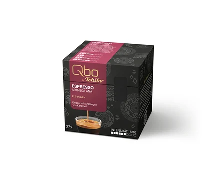 Paquet noir de 27 capsules de café Qbo by Tchibo Espresso Apaneca Ana, origine El Salvador, élégant avec des notes de caramel, intensité 6/10. Une tasse d'espresso avec de la crème est illustrée.