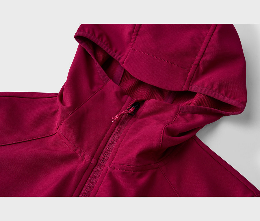 Gros plan d'une veste bordeaux avec capuche et fermeture éclair à tirette.