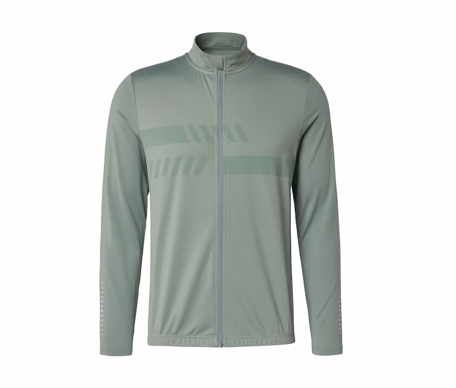 Veste de sport vert clair à manches longues, col montant et fermeture éclair intégrale, avec des motifs à rayures plus foncées sur la poitrine et les poignets.