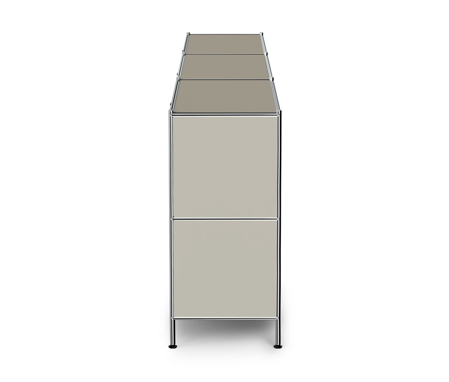 Armoire modulaire haute et étroite avec quatre compartiments gris clair empilés et un cadre chromé sur fond blanc.