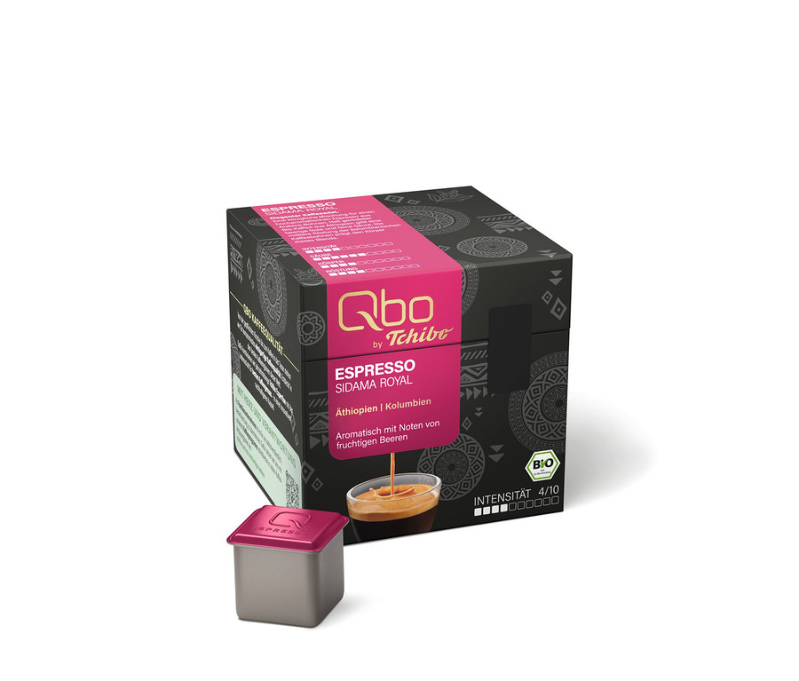 Emballage noir de capsules Qbo Espresso SIDAMA ROYAL avec étiquette rose et une capsule grise individuelle avec couvercle rose à côté.