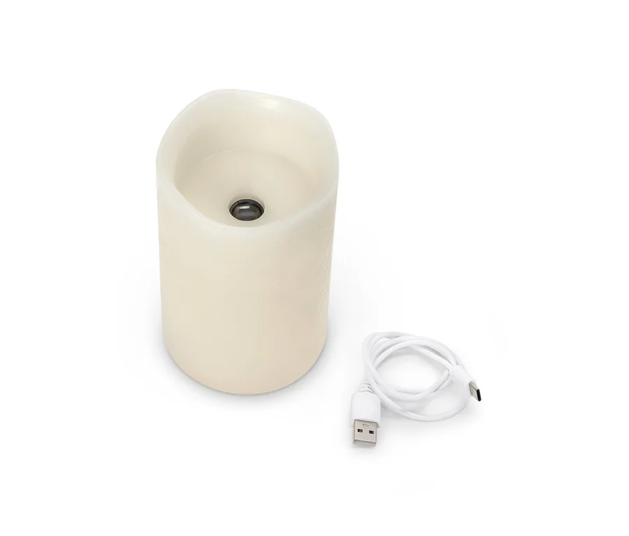 Une bougie LED crème avec un câble USB sur fond blanc.