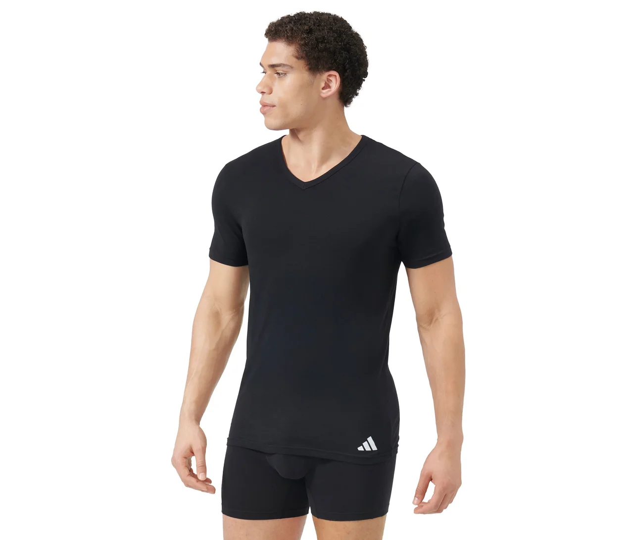 Homme portant un t-shirt noir à col en V et un boxer noir. Le t-shirt a un logo blanc en bas à gauche. L'homme regarde vers la droite.