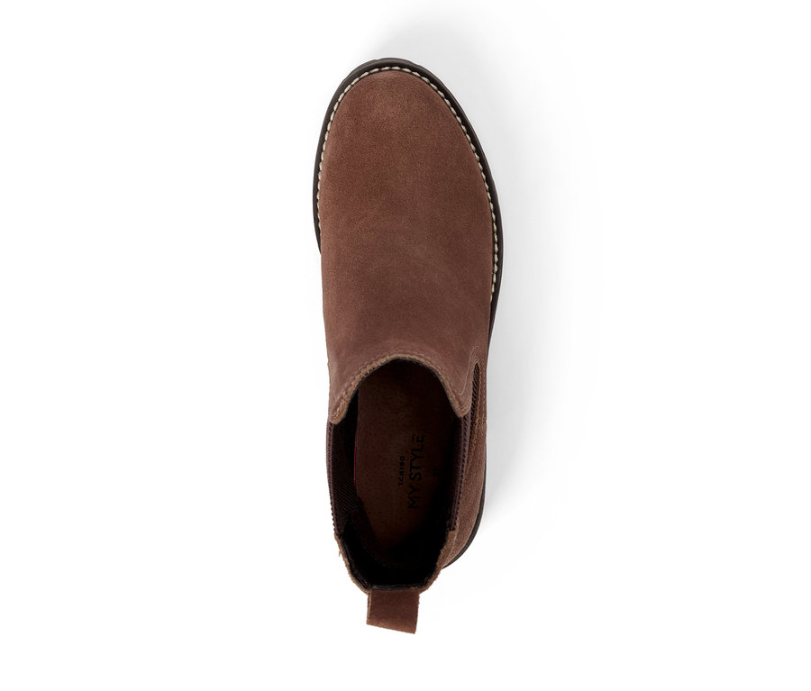 Une botte Chelsea marron en daim, vue de dessus, avec des empiècements latéraux élastiques et des coutures visibles sur la semelle. "MY STYLE" est visible sur la semelle intérieure.