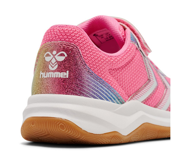 Gros plan d'une chaussure de sport rose avec un talon pailleté irisé, une semelle blanche et le logo Hummel.