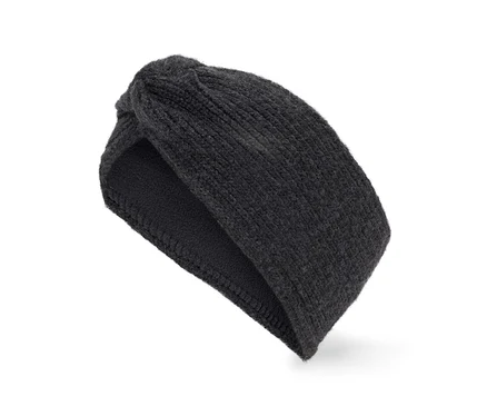 Un bandeau noir tricoté avec un nœud sur fond blanc.