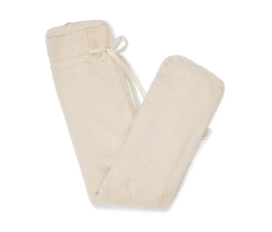 Bouillotte en fausse fourrure crème avec un ruban crème.