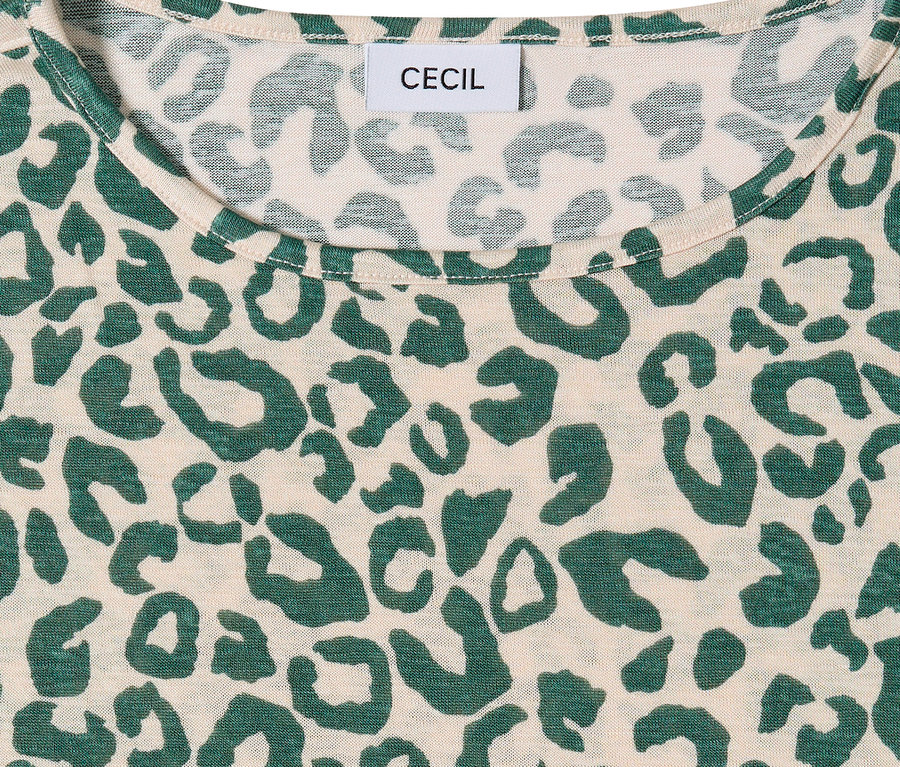 Gros plan d'un t-shirt manches courtes CECIL beige avec un imprimé léopard vert. L'étiquette de la marque CECIL est visible au niveau de l'encolure.