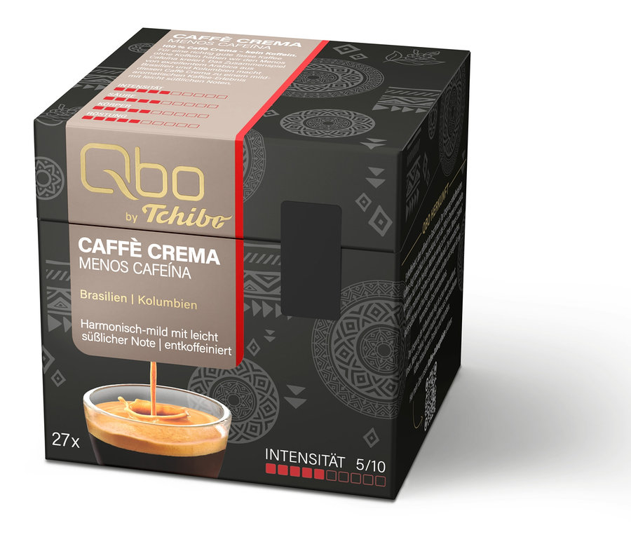 Boîte noire cubique de capsules de café Qbo by Tchibo. La face avant indique le nom du produit 'CAFFÈ CREMA MENOS CAFEÍNA', l'origine 'Brésil | Colombie' et la description 'Harmonieusement doux avec une note légèrement sucrée | décaféiné'. Sont également mentionnés '27x' et 'INTENSITÉ 5/10'. Une image montre du café dans une tasse.